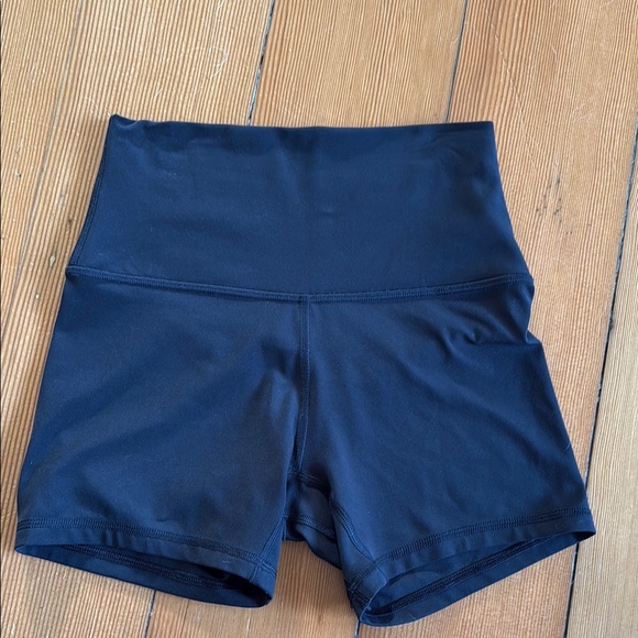 RARE Lululemon Women’s Hawaii Exclusive Black Align Shorts 4” Size 4 - Picture 2 of 2